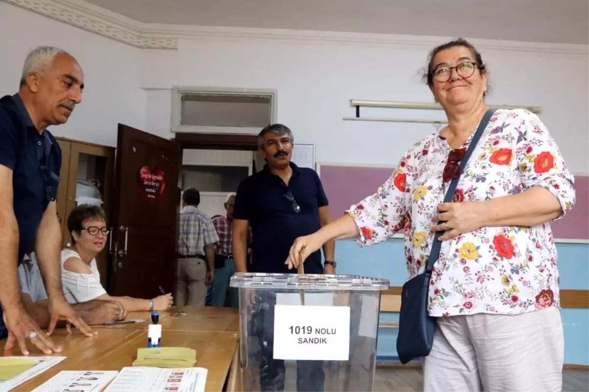 Vatandaşlar Saatler Öncesinden Sandıklara Geldi