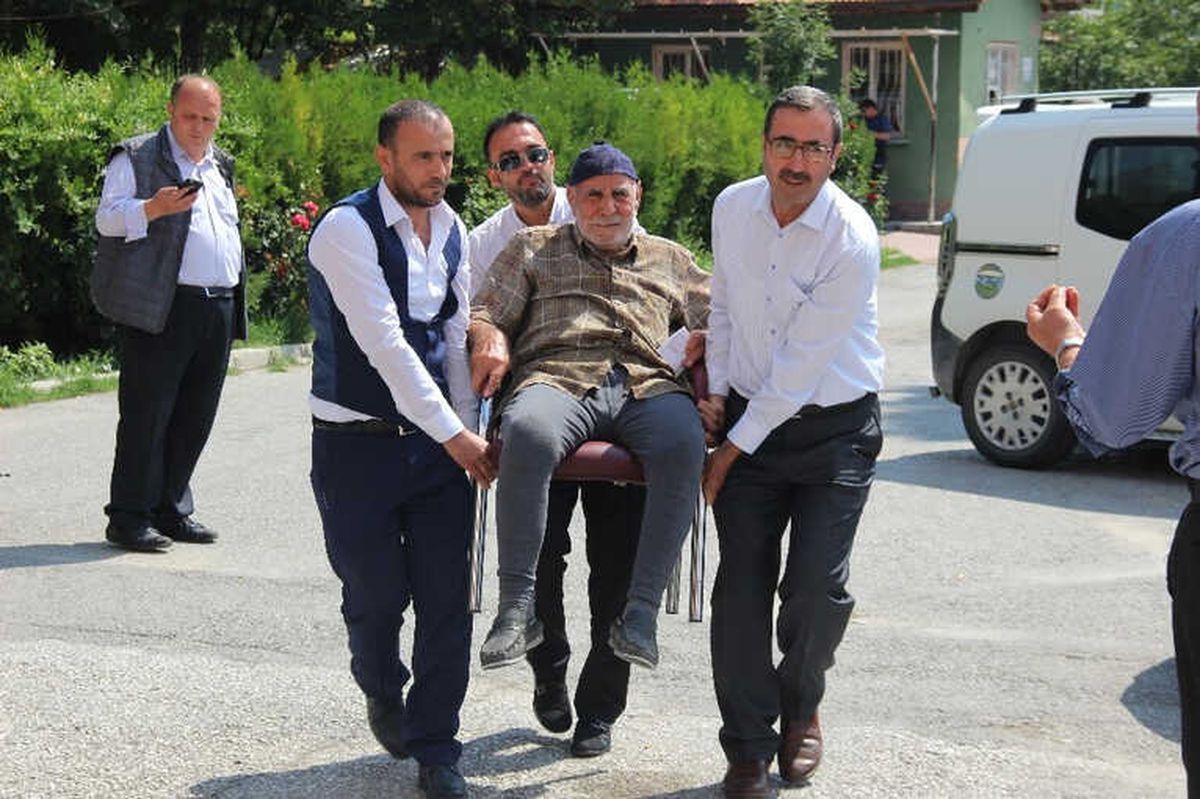 Yaşlı Adam Oy Kullanacağı Sandığa Sandalyeyle Taşındı