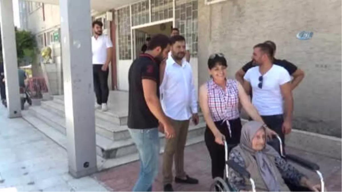 Yaşlı Kadın Tekerlekli Sandalye ile Oy Kullanmaya Geldi