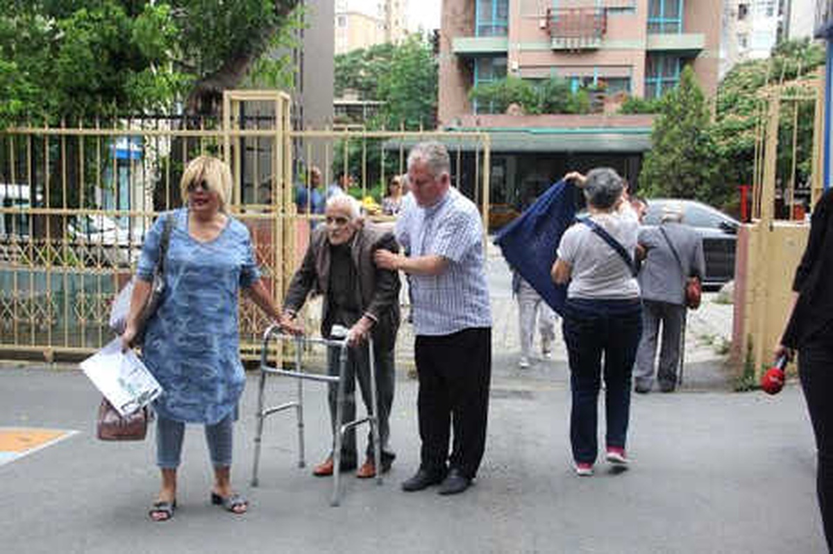 Yaşlı ve Engellilerin Zor Anları; Emekli Albay Sandığa Kucakta Götürüldü