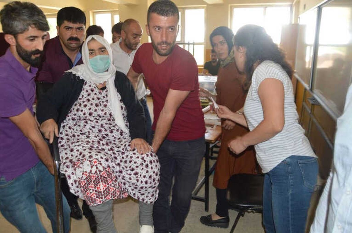 Yatalak Haliyle Oy Kullanmaya Geldi