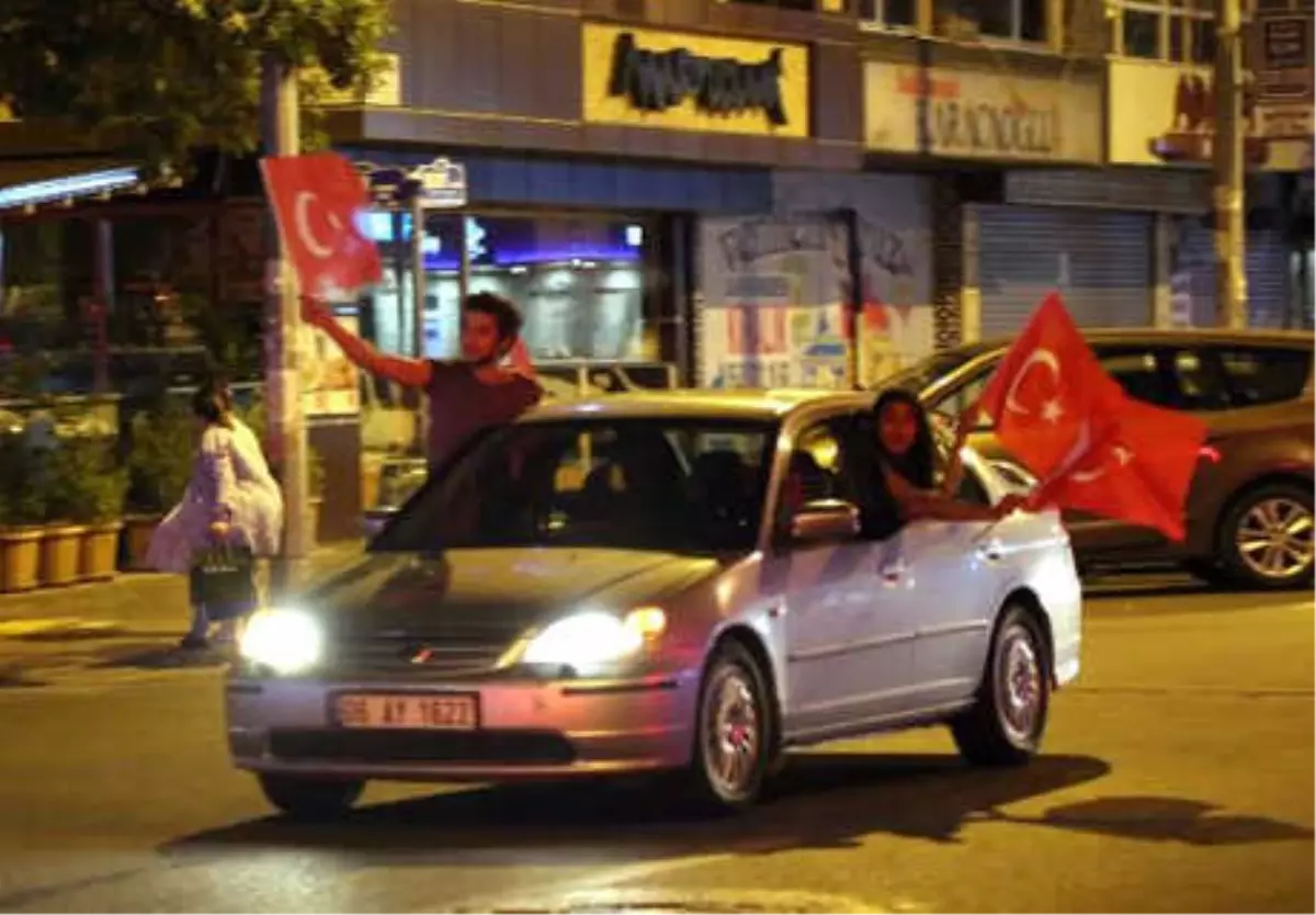 Ankara\'da AK Parti\'li ve MHP\'lilerden Seçim Kutlaması