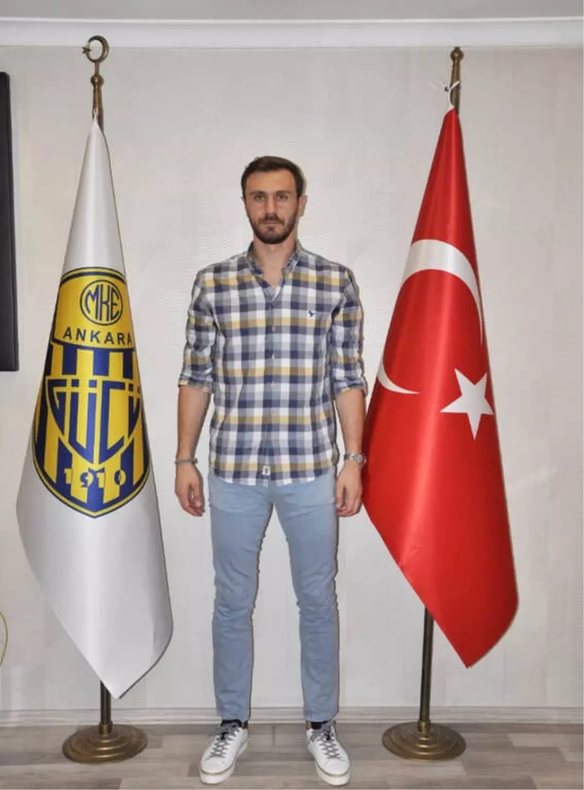 Ankaragücü\'nün Başarılı Eldiveni Çelikay, Yuvada Kaldı