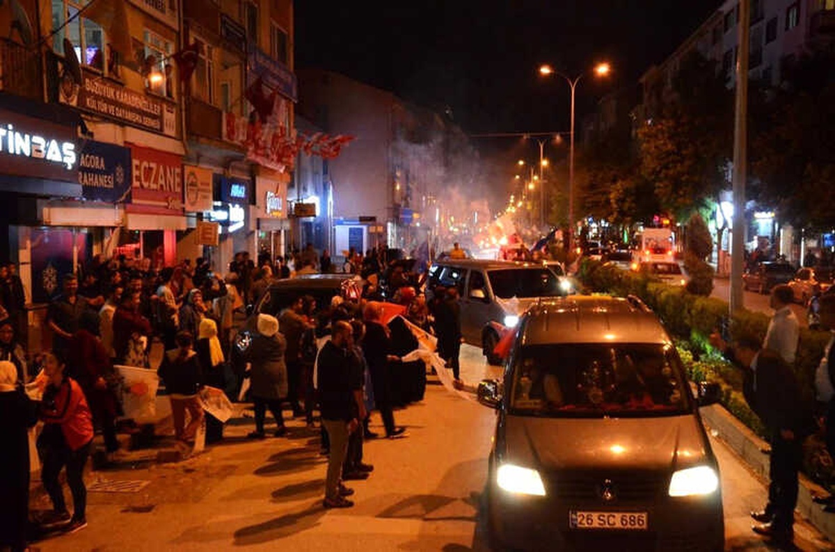 Bozüyük\'te Ak Partililer Zaferini Kutladı