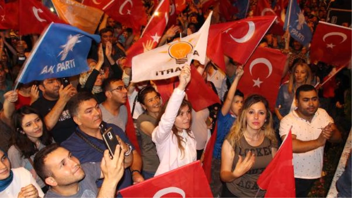 Burdur\'da AK Parti\'lilerden Kutlama