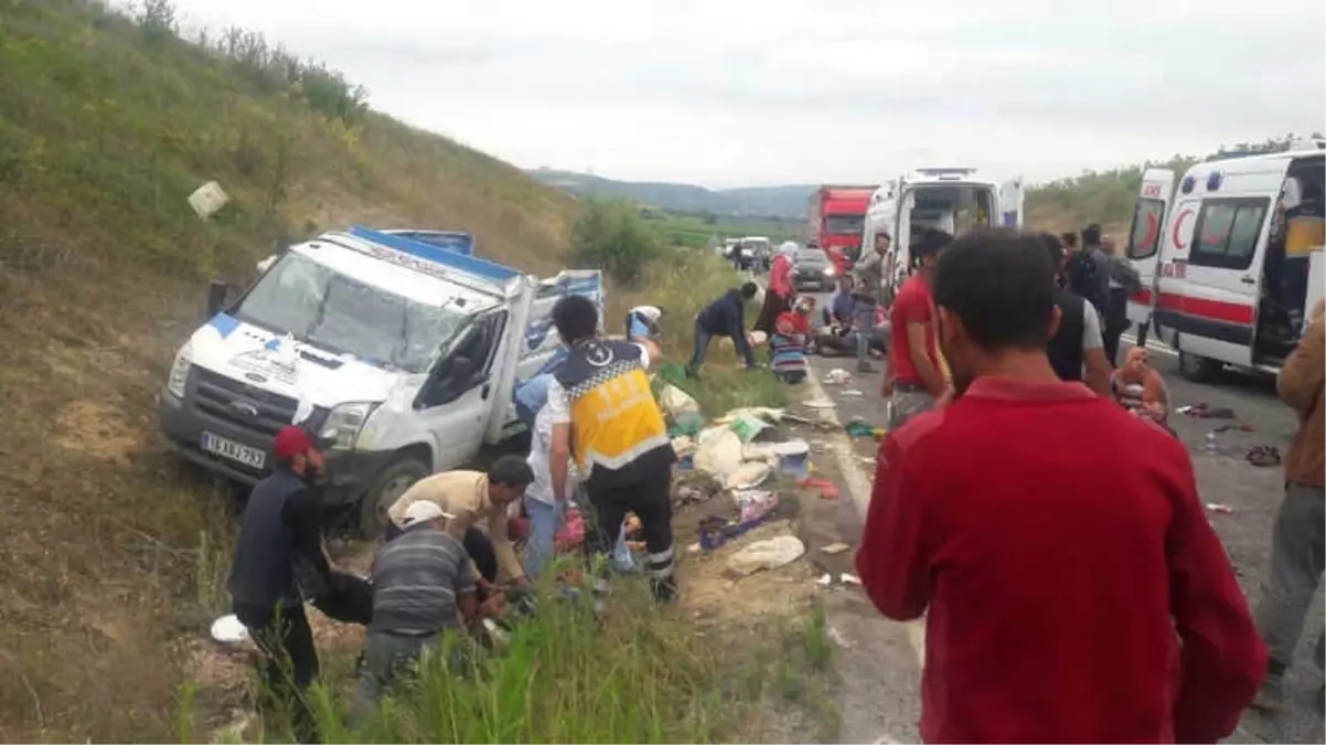 Bursa\'da Tarım İşçilerini Taşıyan Kamyonet Kaza Yaptı...2 Ölü 22 Yaralı