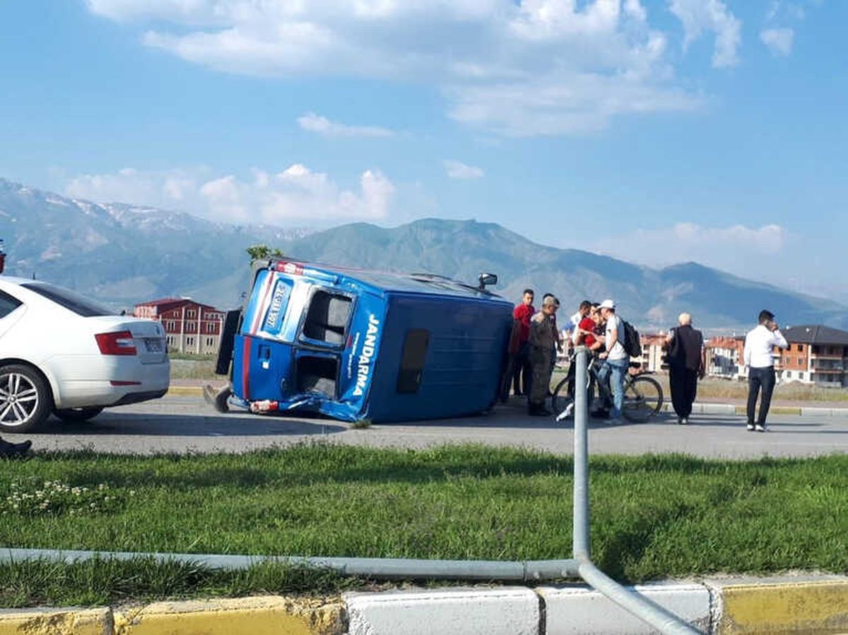 Devrilen Jandarma Aracındaki 2 Kişi Yaralandı