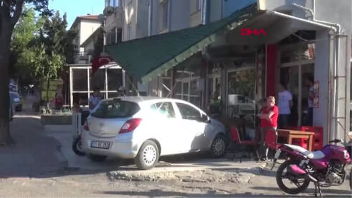 Edirne Kontrolden Çıkan Otomobil Lokantaya Girdi