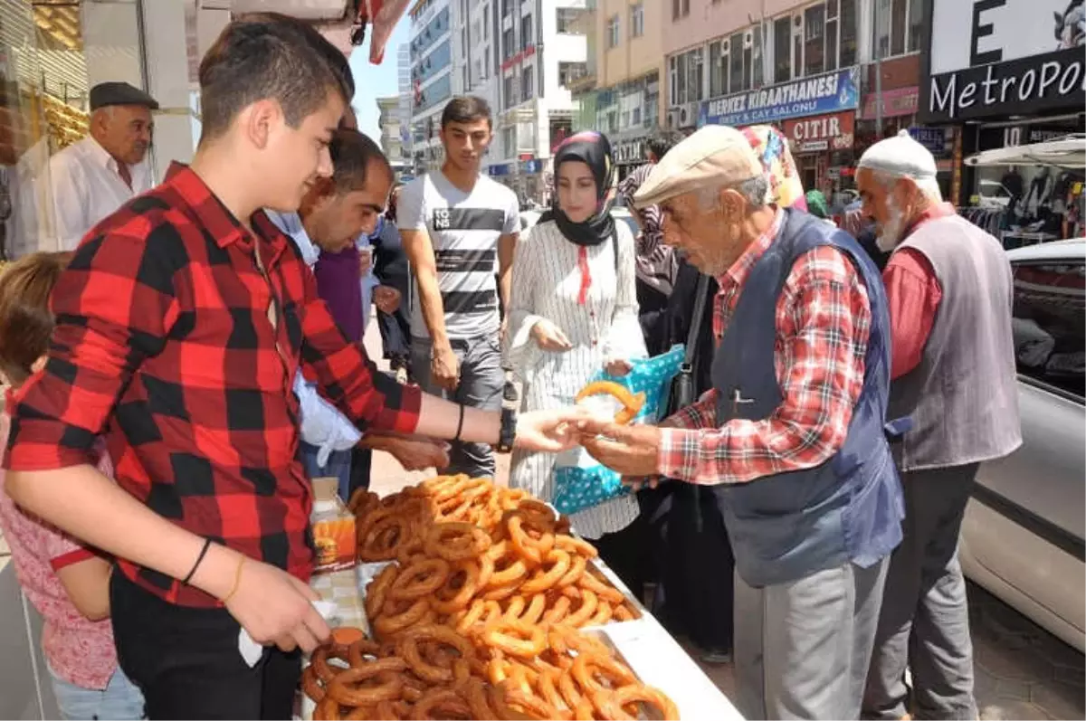 Erdoğan\'ın Seçim Zaferini Tatlı Dağıtarak Kutladı