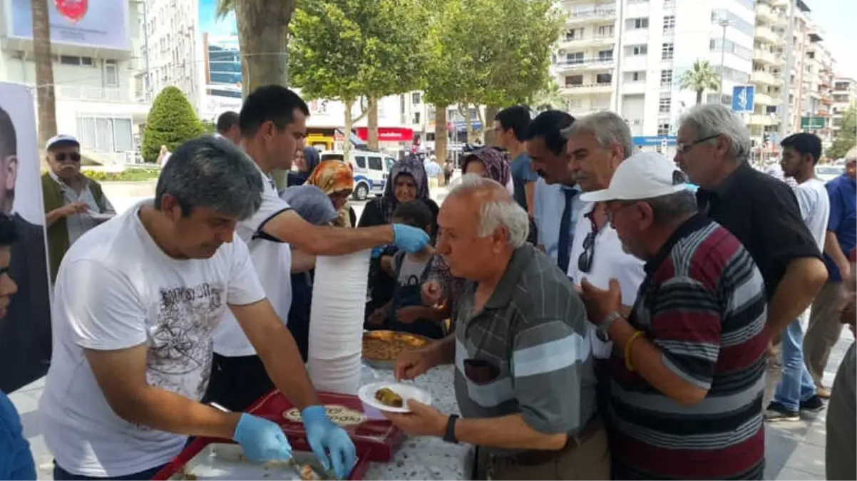 Erdoğan\'ın Zaferini Baklava Dağıtarak Kutladı