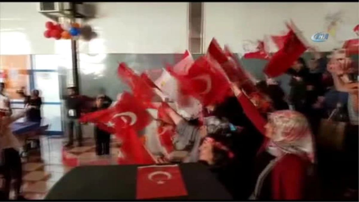 Fransa\'daki Türklerden Bayram Havasında Seçim Kutlaması
