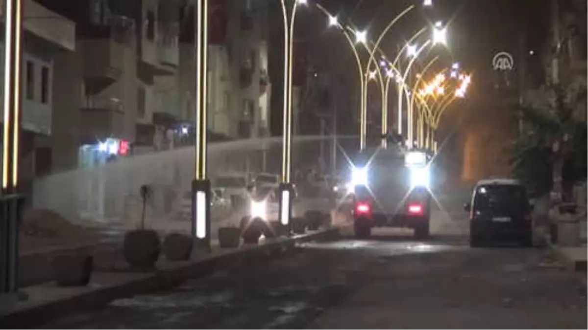 Hdp\'lilerin Kutlamasında Polise Taş Atan Gruba Müdahale