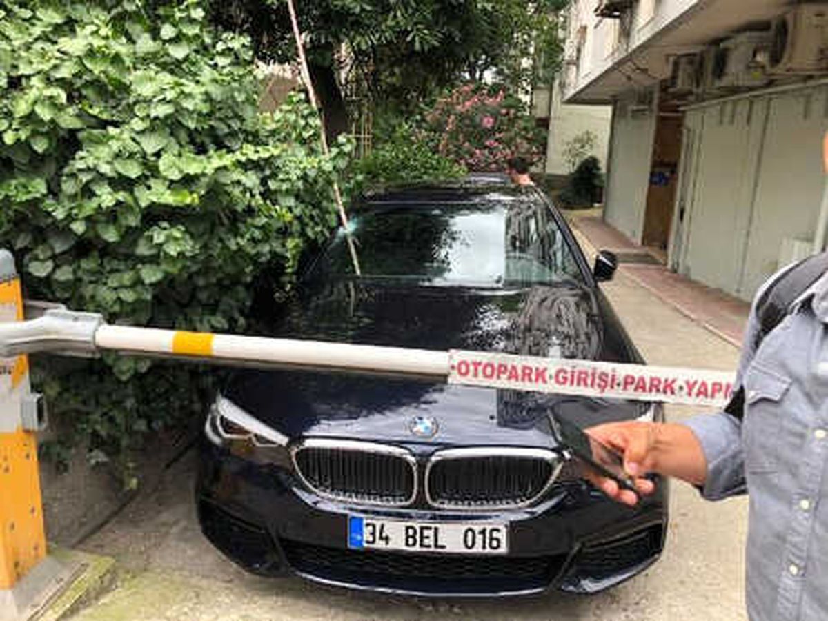 İskeleden Düşen Demir Otomobile Ok Gibi Saplandı