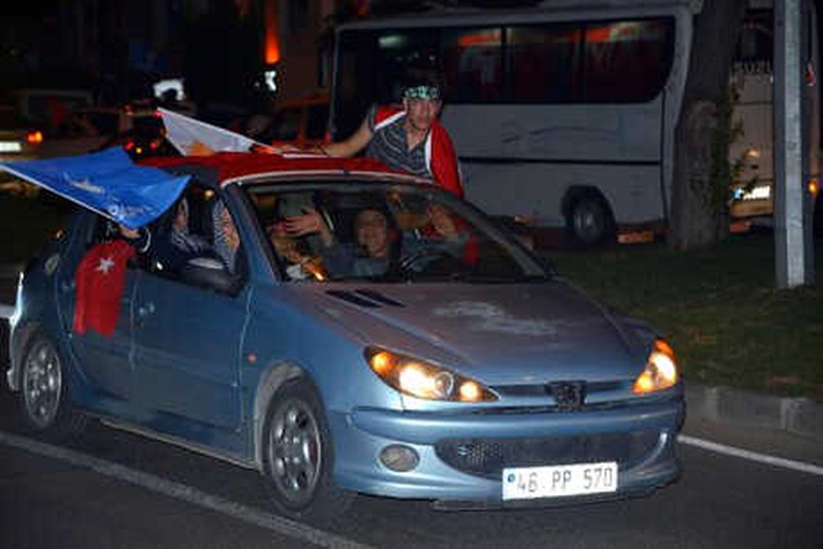 Kahramanmaraş\'ta Ak Partili\'lerden Kutlama