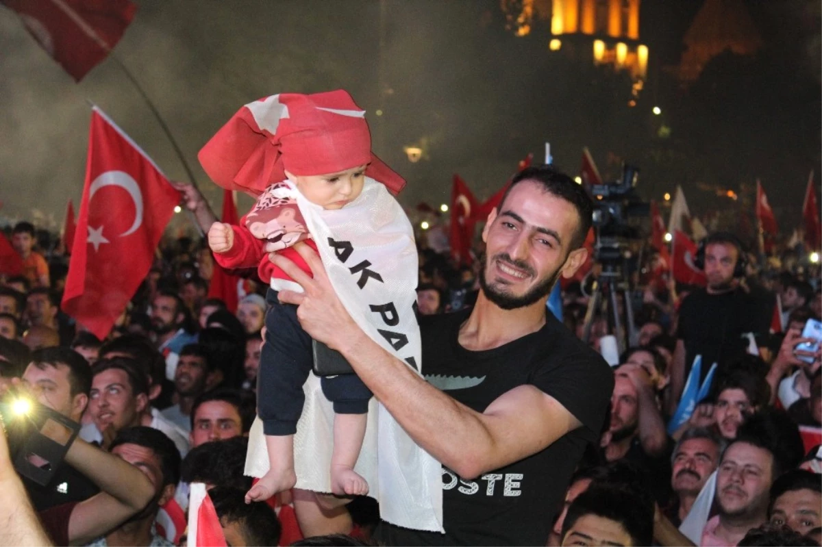 Konya\'da Ak Partililer Sokaklara Akın Etti