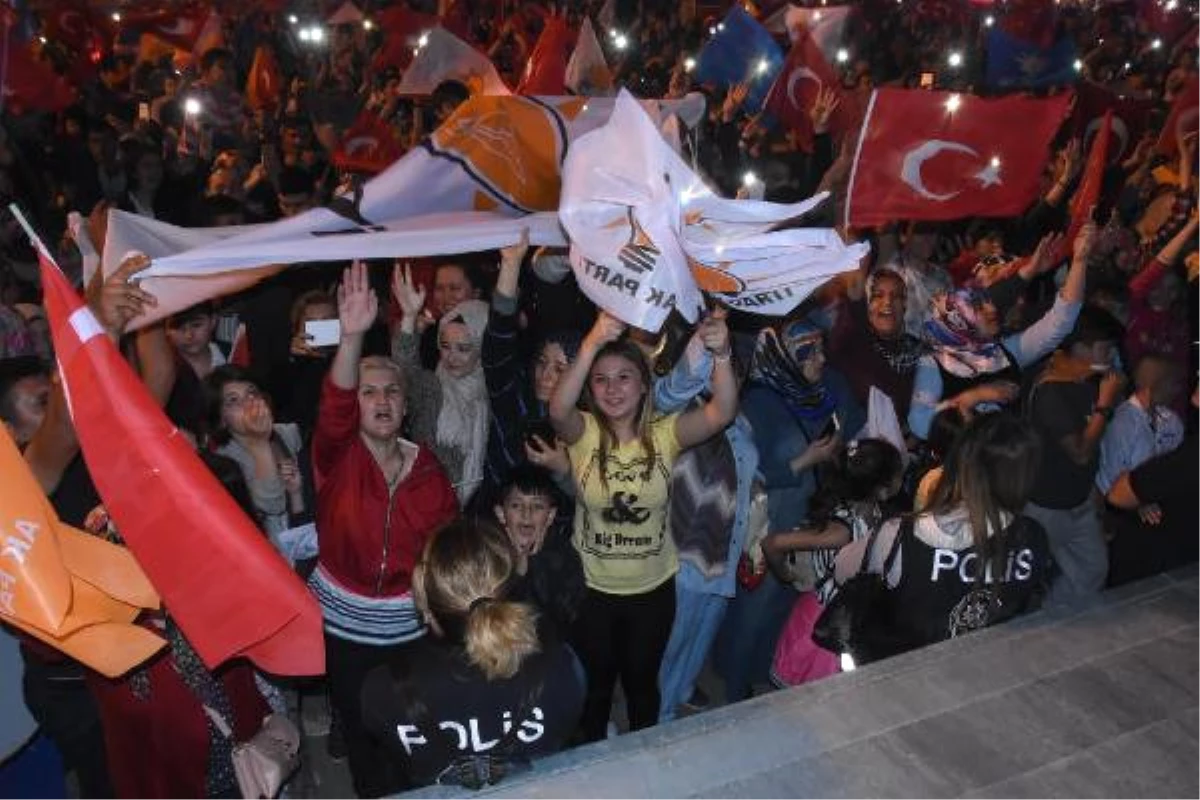 Kütahya\'da AK Parti\'lilerden Sevinç Gösterisi