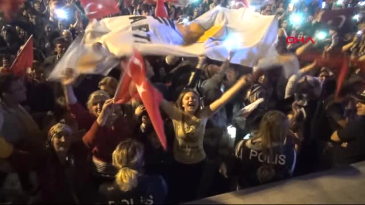Kütahya\'da AK Parti\'lilerin Sevinç Gösterisi