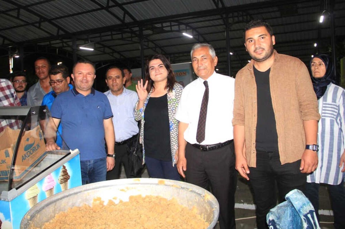 Sarıgöl\'de AK Parti\'den Seçmene Dondurma ve Helvalı Teşekkür