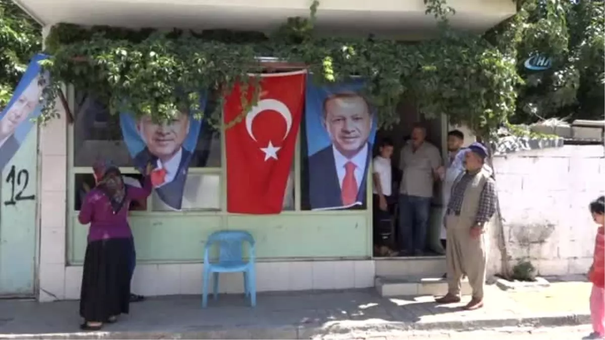 Seçim Zaferini Bedava Ekmek Dağıtarak Kutladılar