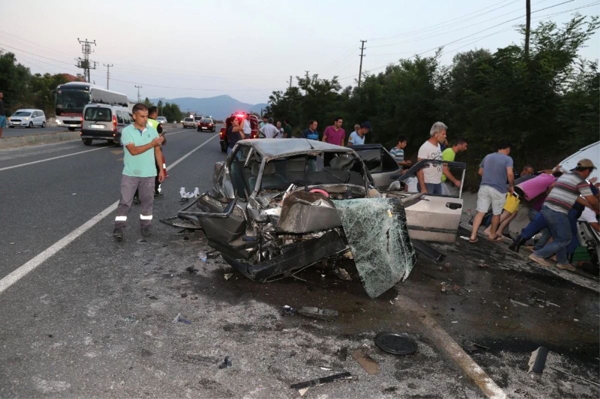 Ters Yönde Giden Ticari Araç Otomobille Çarpıştı: 2\'si Ağır 5 Yaralı