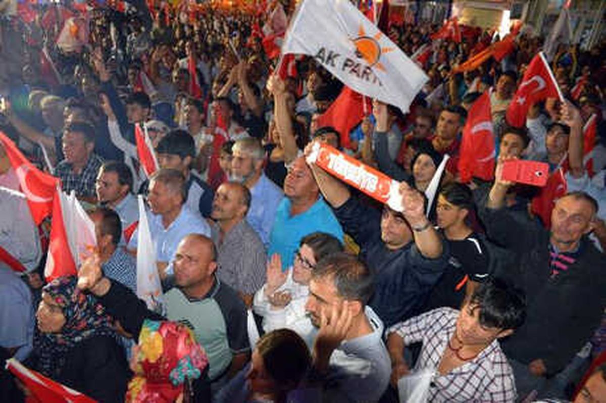 Uşak\'ta Seçim Kutlaması
