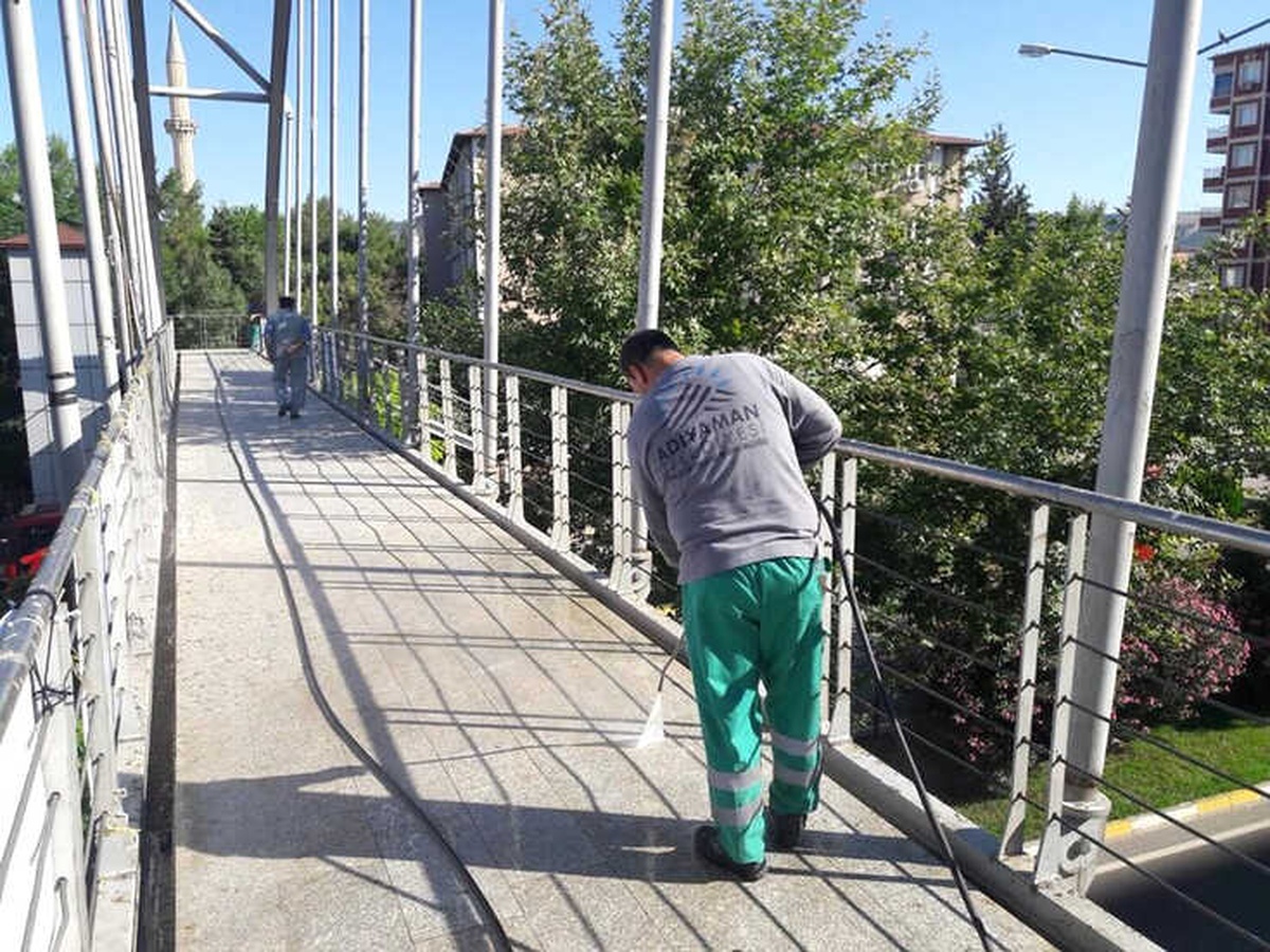 Üst Geçitlerde Temizlik Çalışması Yapıldı