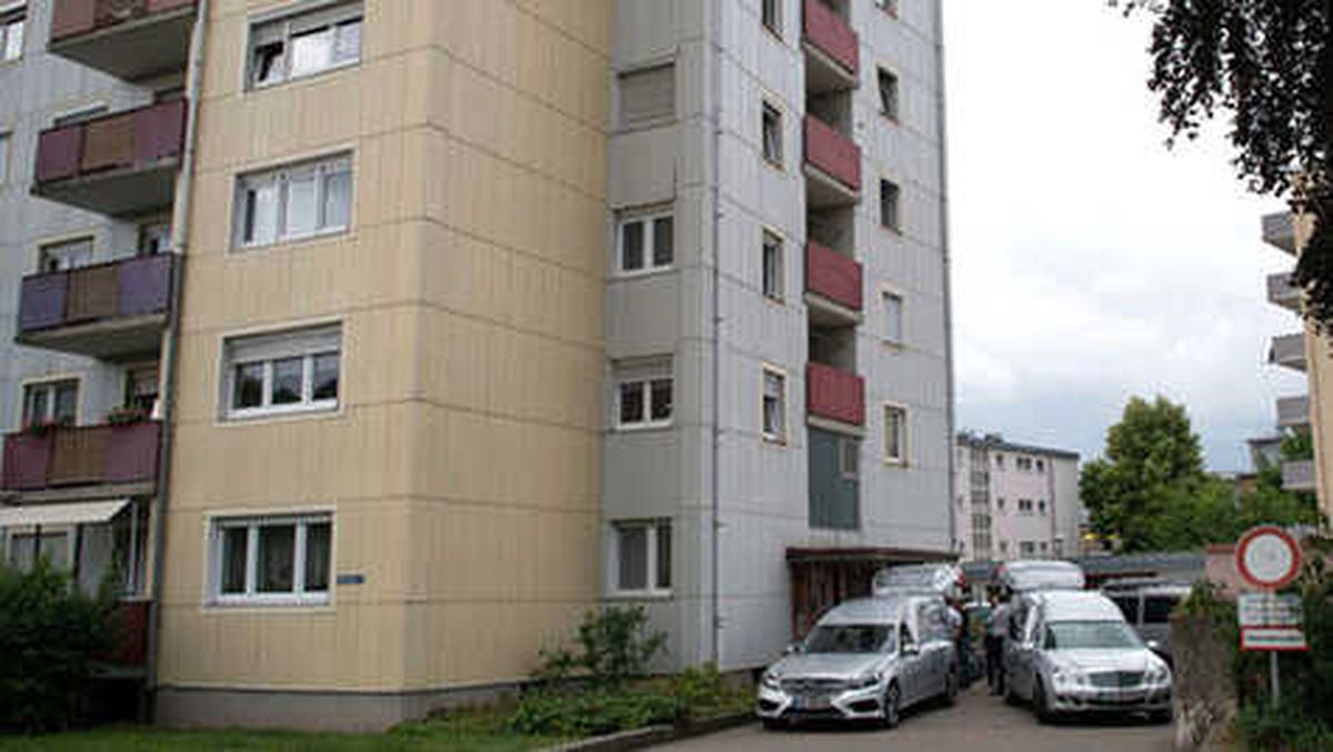 Anne ile Üç Çocuğu Bıçaklanmış, Baba İse Pencereden Atlamış