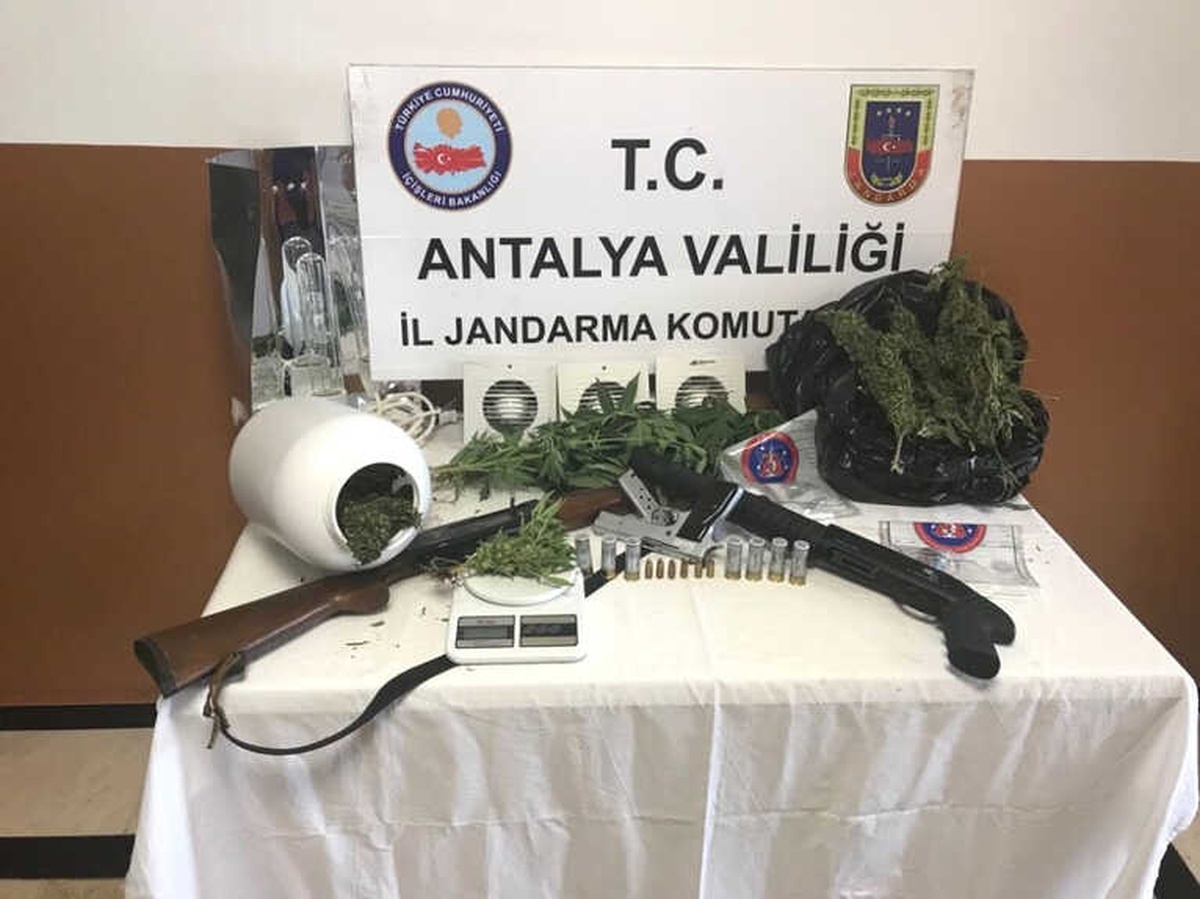 Antalya\'da 9 Ayrı Adres Eş Zamanlı Uyuşturucu Operasyonu: 7 Gözaltı