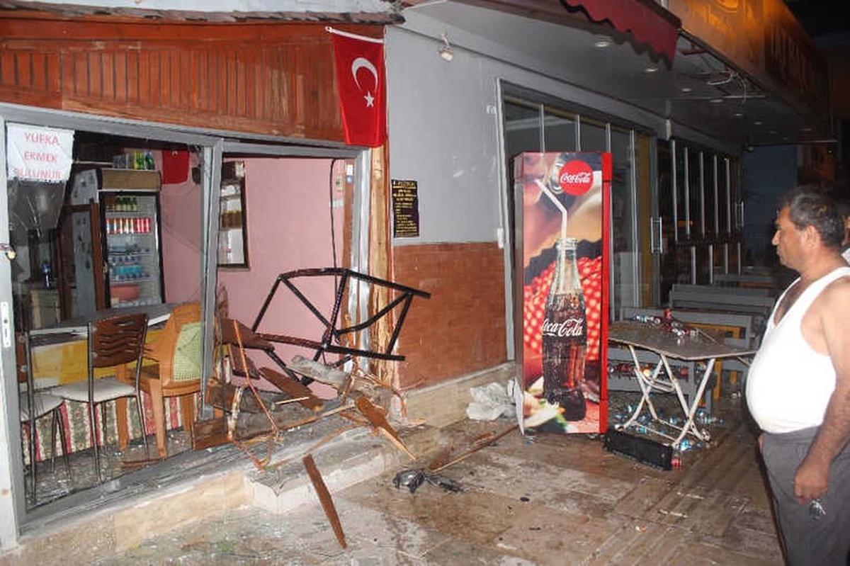 Antalya\'da Taksiyle Çarpışan Otomobil İşyerine Girdi