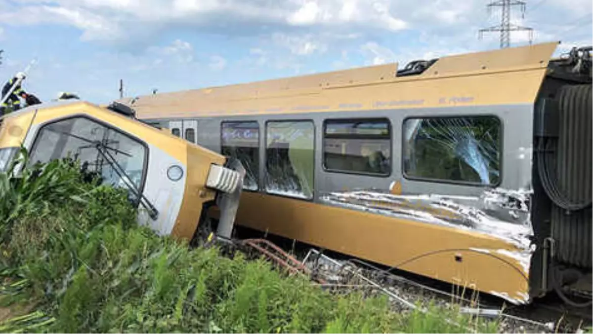 Avusturya\'da Tren Raydan Çıktı