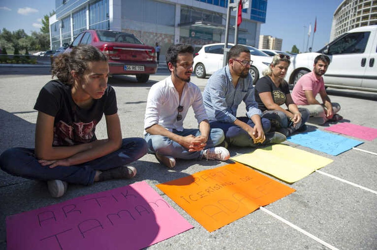 CHP Önünde Oturma Eylemi