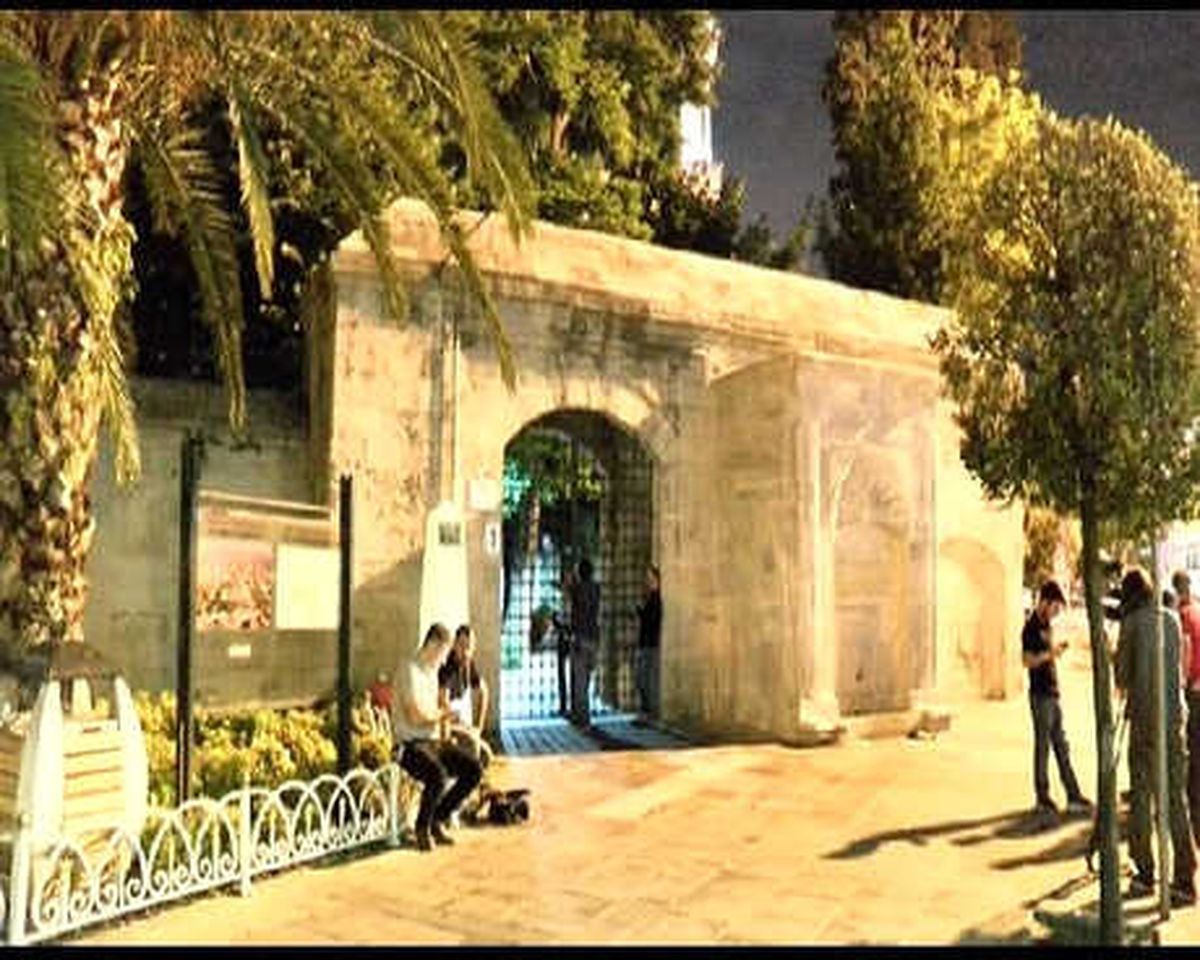 Fatih\'te Cami Bahçesinde Erkek Cesedi Bulundu
