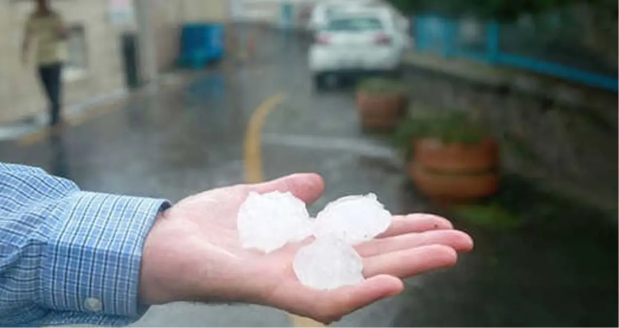 İstanbullular\'ı Meteoroloji\'den Sonra Valilik de Saat Verip Uyardı: Sağanak Yağışa Karşı Hazırlıklı Olun