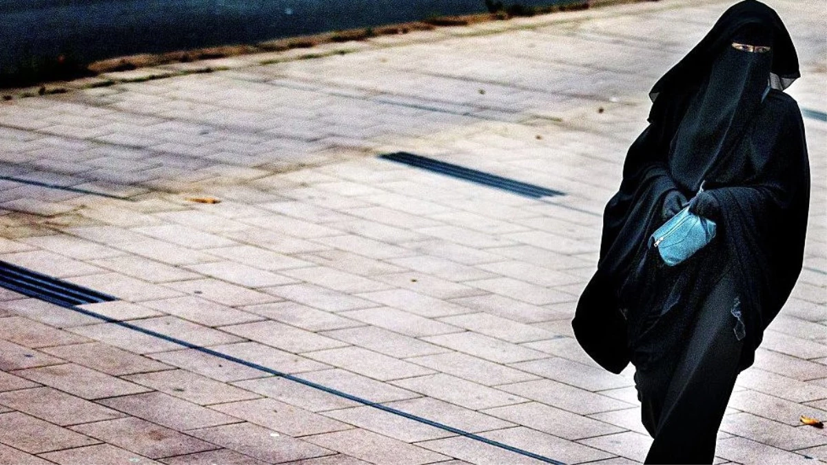 Hollanda\'da Burka ve Peçe Yasağı Onaylandı