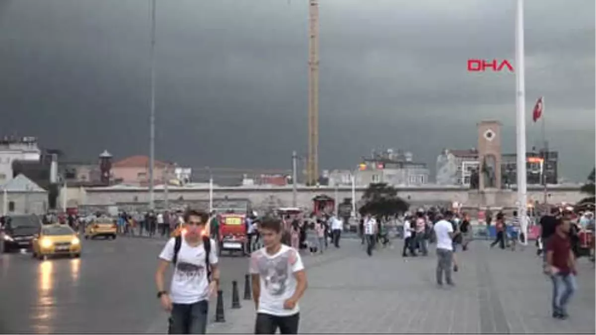 İstanbul\'da Geçen Yıl Taksim\'deki Dolu Yağışı