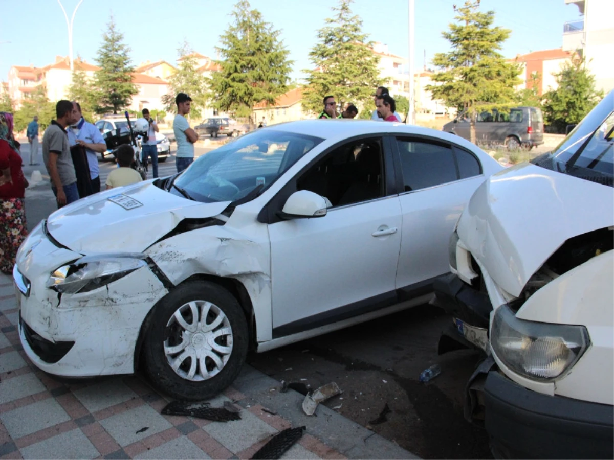 Karaman\'da Bir Minibüs 2 Otomobile Çarptı: 2 Yaralı