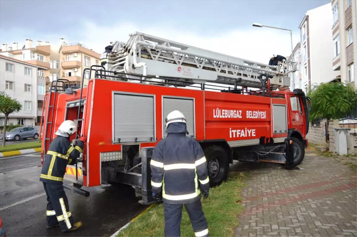 Kırklareli\'de Yıldırım Düşen Apartmanın Çatısı Yandı