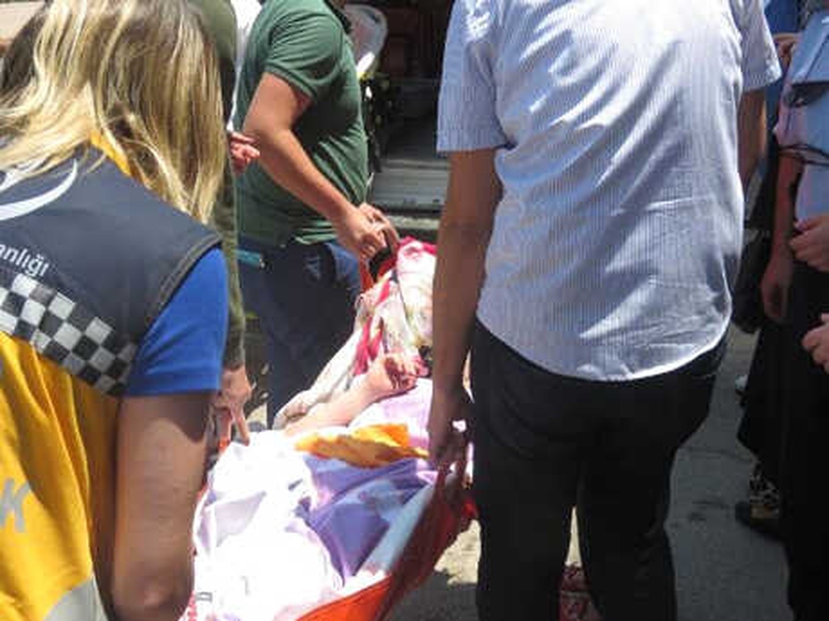 Marketin Tabelasını Temizlerken Akıma Kapıldı