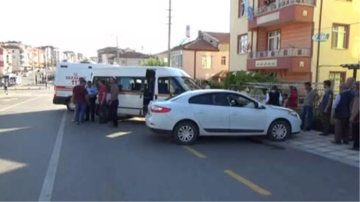 Otomobil ile Çarpışan Minibüs Yolun Karşı Şeridinde Başka Bir Otomobile Çarptı: 2 Yaralı