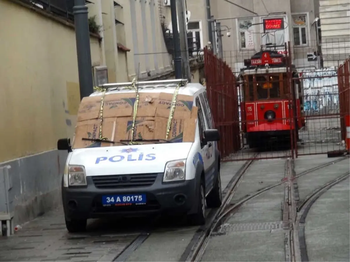 Taksim\'de Polis Aracına Dolu Önlemi