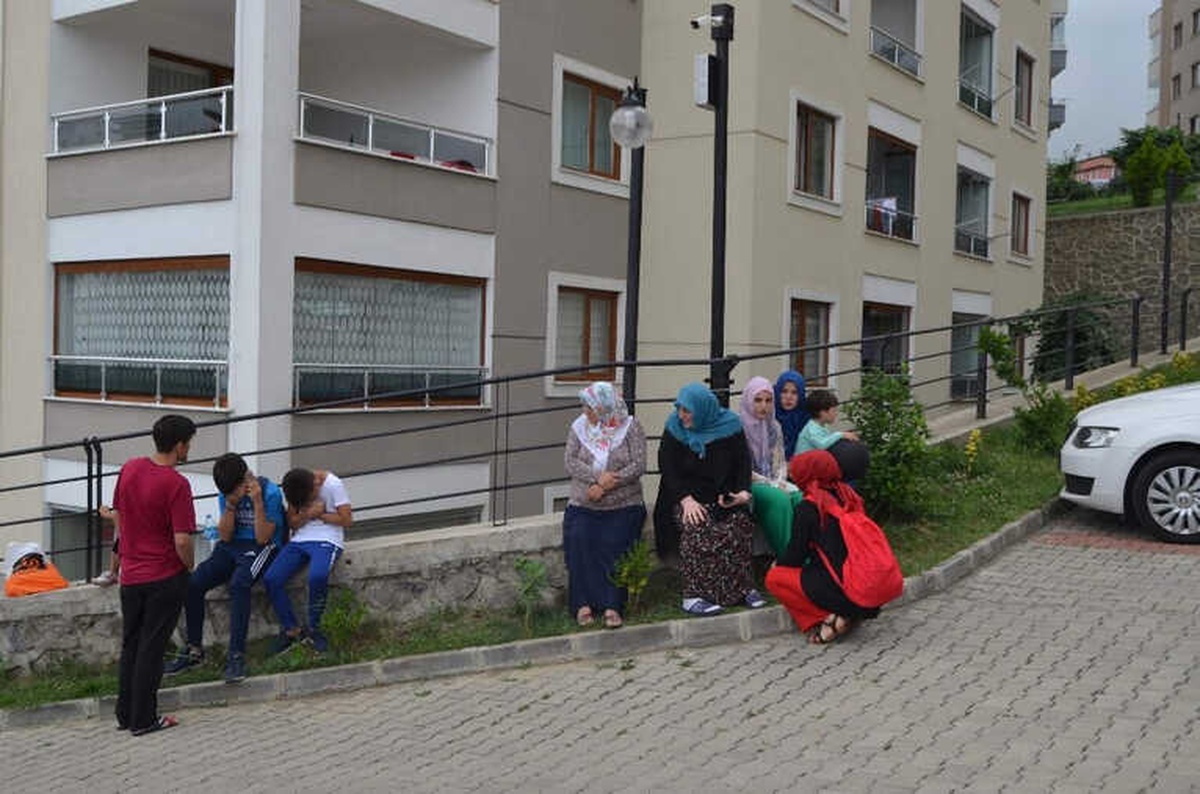 Trabzon\'da 2 Yaşındaki Çocuk 11. Kattan Yere Düştü