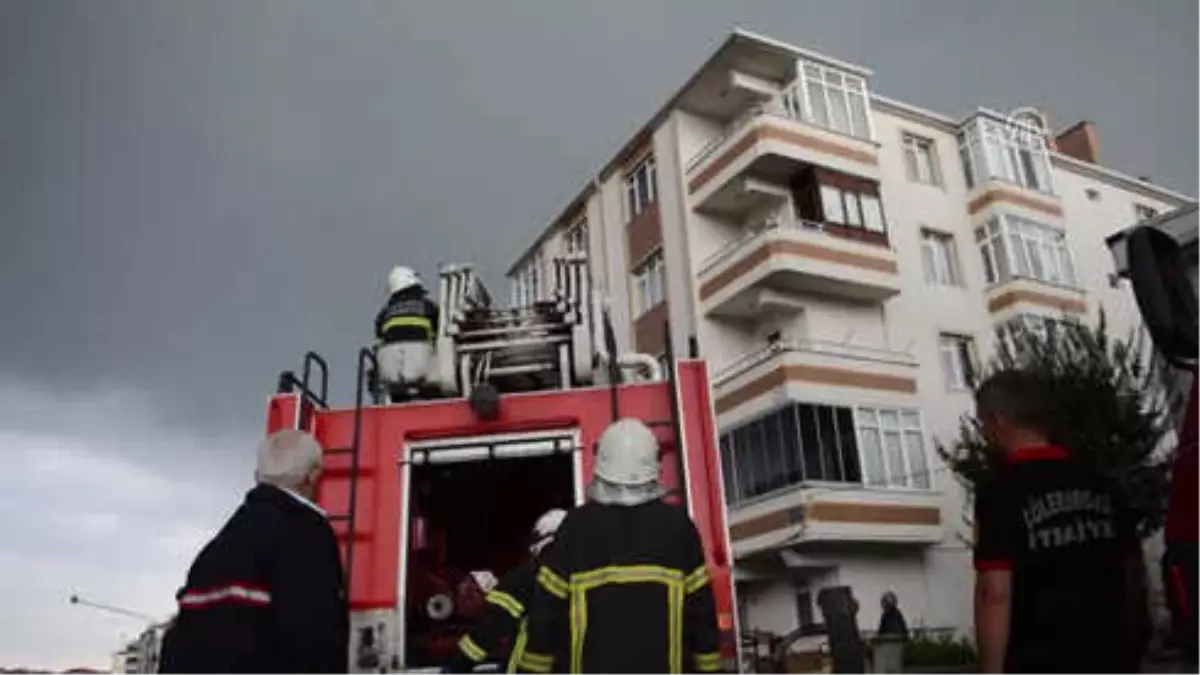 Yıldırım Düşen Apartmanın Çatısı Yandı - Kırklareli