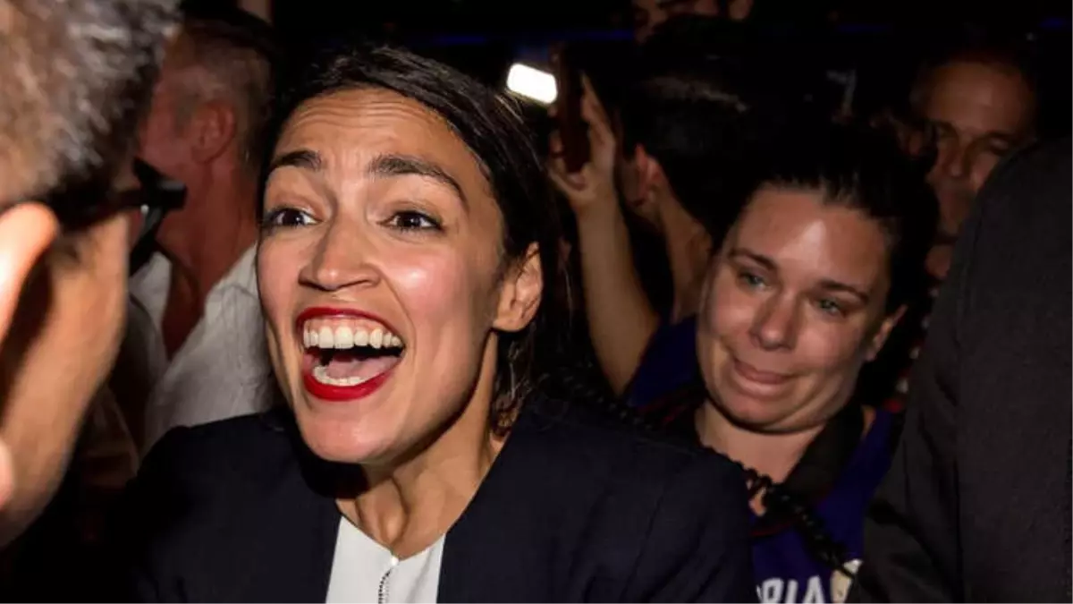 28 Yaşındaki Alexandria Ocasio-Cortez Ön Seçimlerde Emektar Demokratı Geçti