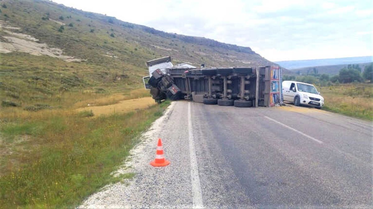 Arpa Yüklü Tır Devrildi; 1 Yaralı