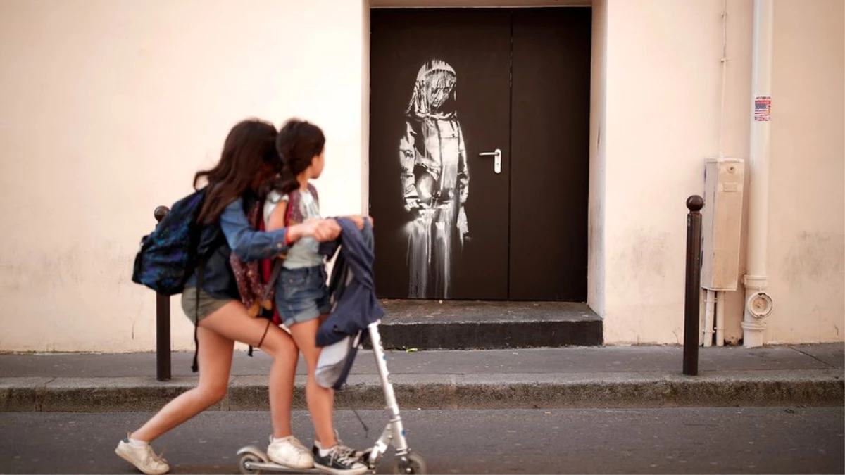 Banksy\'den Paris\'te Yeni Resimler: 1968 İsyanına Övgü, Mülteci Politikalarına Eleştiri