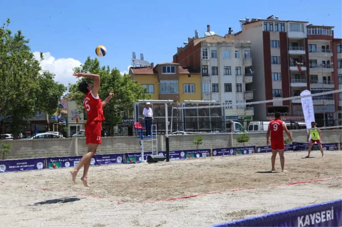 Develi\'de Plaj Voleybolu Turnuvası Başladı