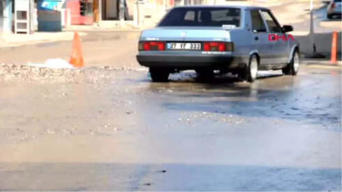 Gaziantep İslahiye\'de Su Borusu Patladı, Yol Nehre Döndü