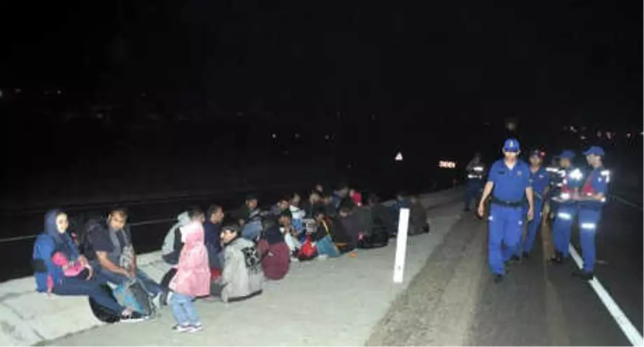 Jandarmadan Kaçan Sürücünün Minibüsünde 30 Kaçak Göçmen Yakalandı
