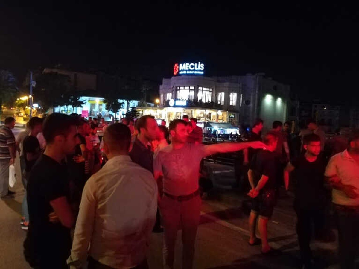Kaza Yapan Otomobil Asi Nehri\'ne Düşmekten Son Anda Kurtarıldı