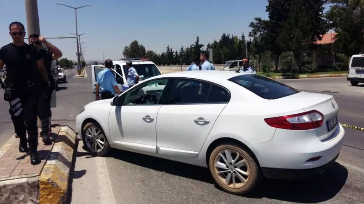 Kırmızı Işıkta Bekleyen Otomobilin Sürücüsü Öldürüldü